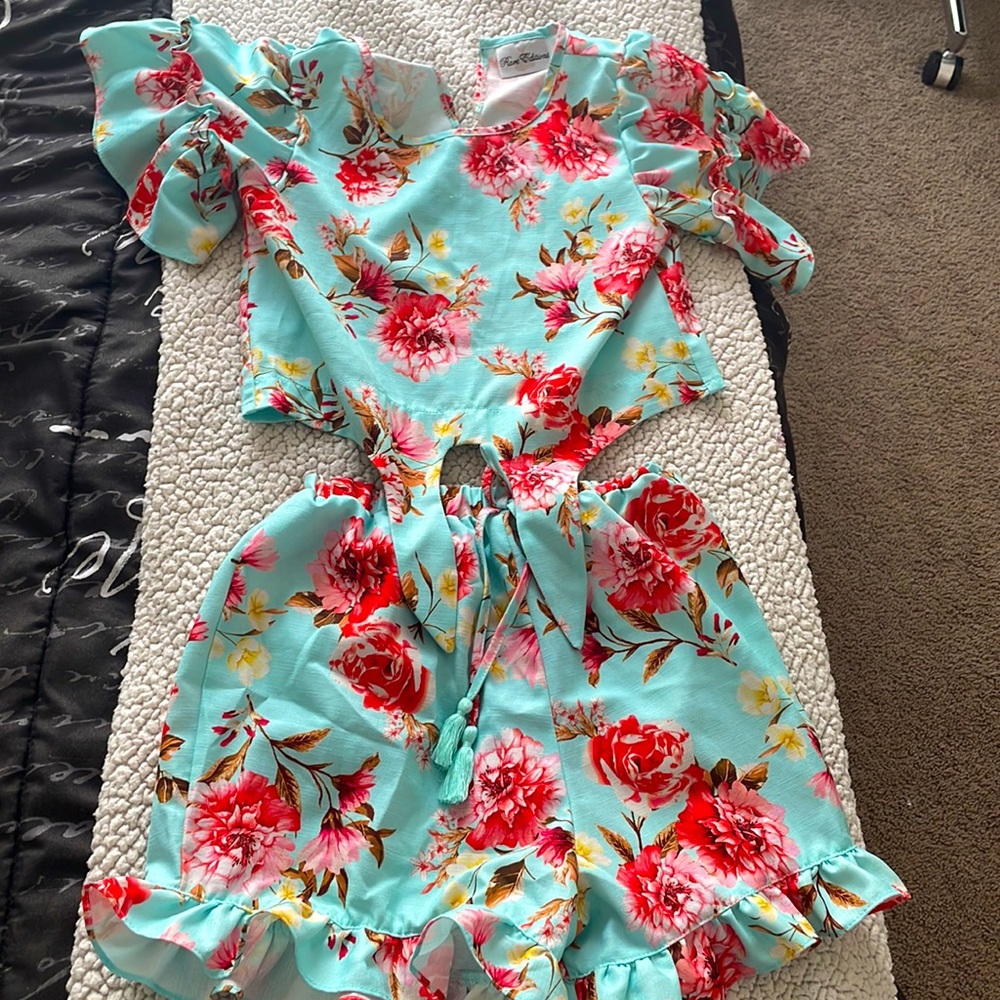 Floral 2 piece set consisting of 1 shirt and 1 short.